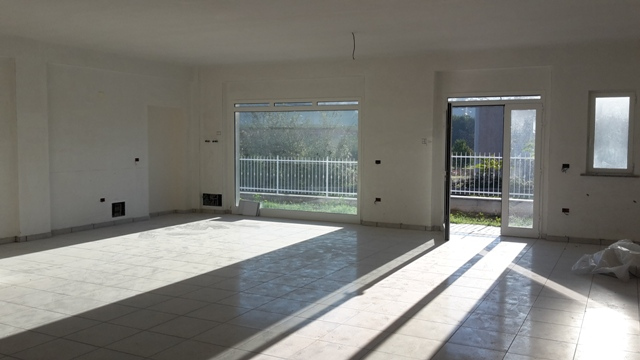 Locale commerciale in vendita a Alanno, Alanno Scalo