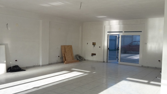 Locale commerciale in vendita a Alanno, Alanno Scalo