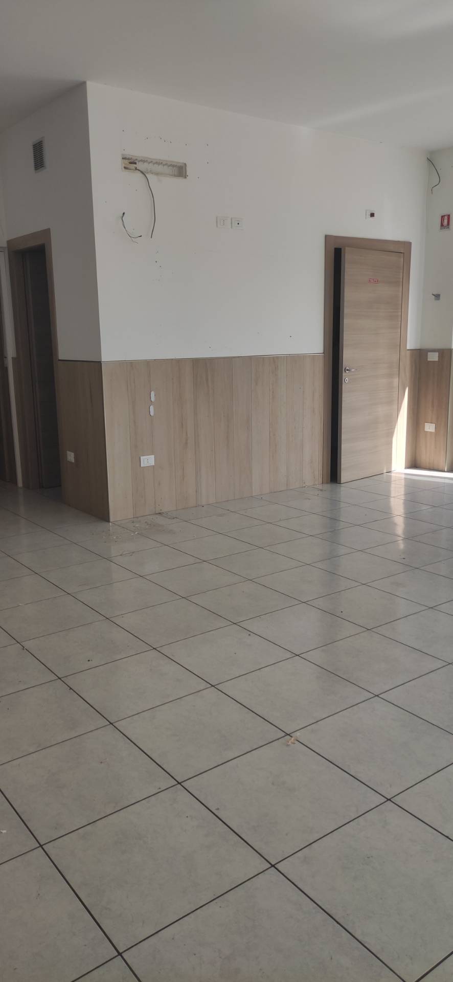 Locale commerciale in affitto a Alanno, Alanno Scalo