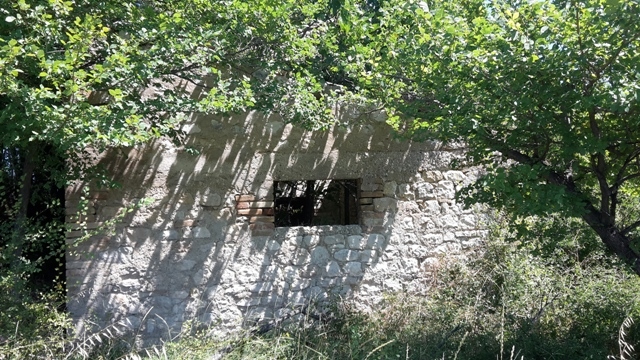 Terreno con rudere in vendita a Serramonacesca