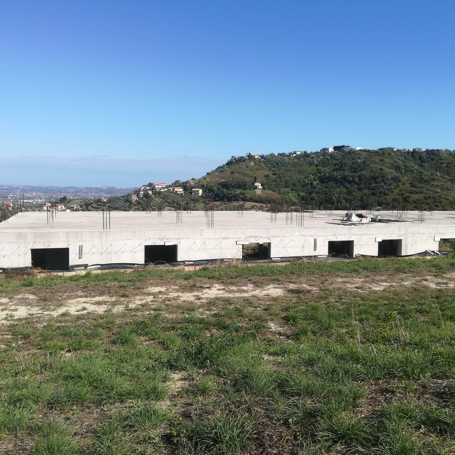 Terreno con fabbricato in cemento armato in vendita a Chieti, Periferia