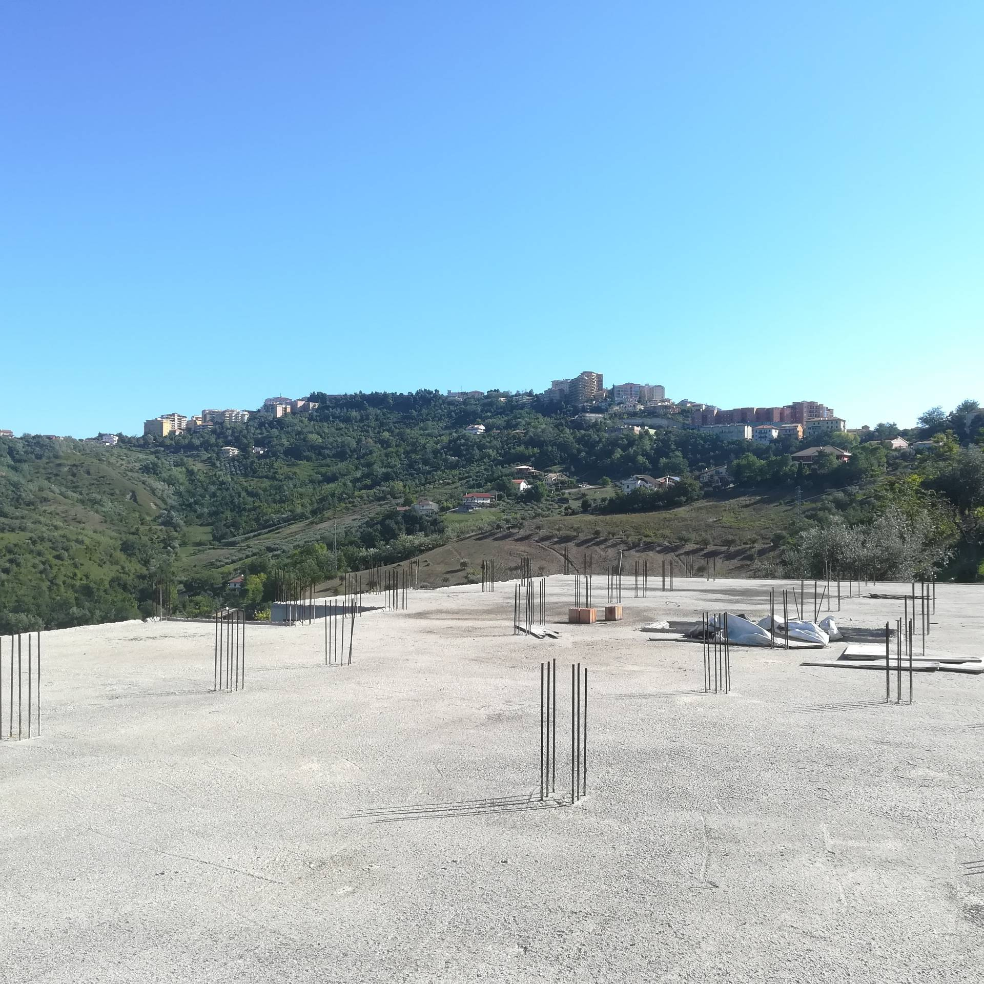 Terreno con fabbricato in cemento armato in vendita a Chieti, Periferia