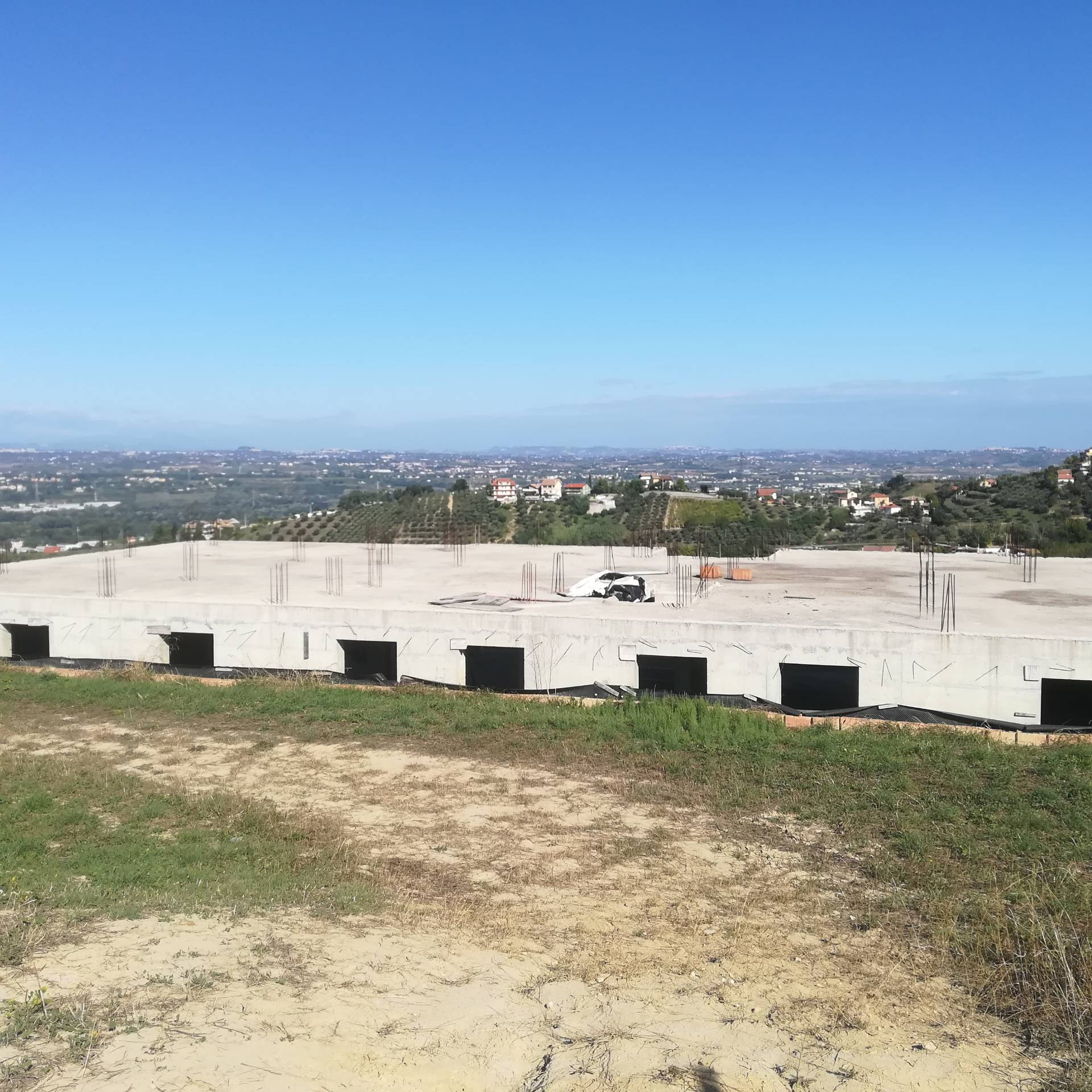 Terreno con fabbricato in cemento armato in vendita a Chieti, Periferia