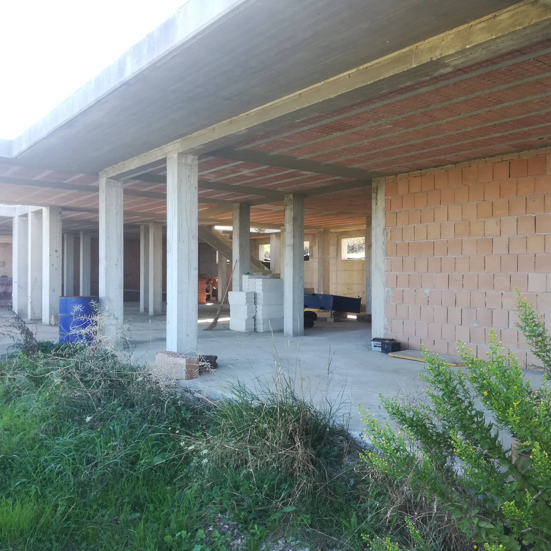 Terreno con fabbricato in cemento armato in vendita a Chieti, Periferia