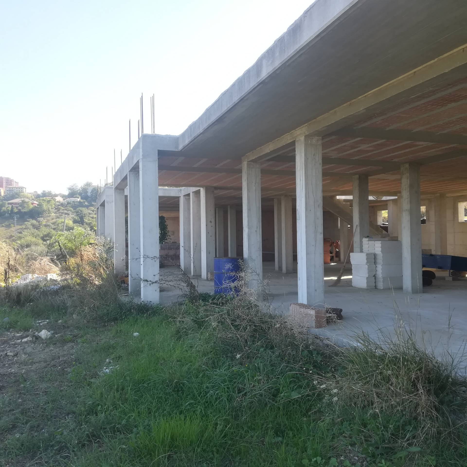 Terreno con fabbricato in cemento armato in vendita a Chieti, Periferia