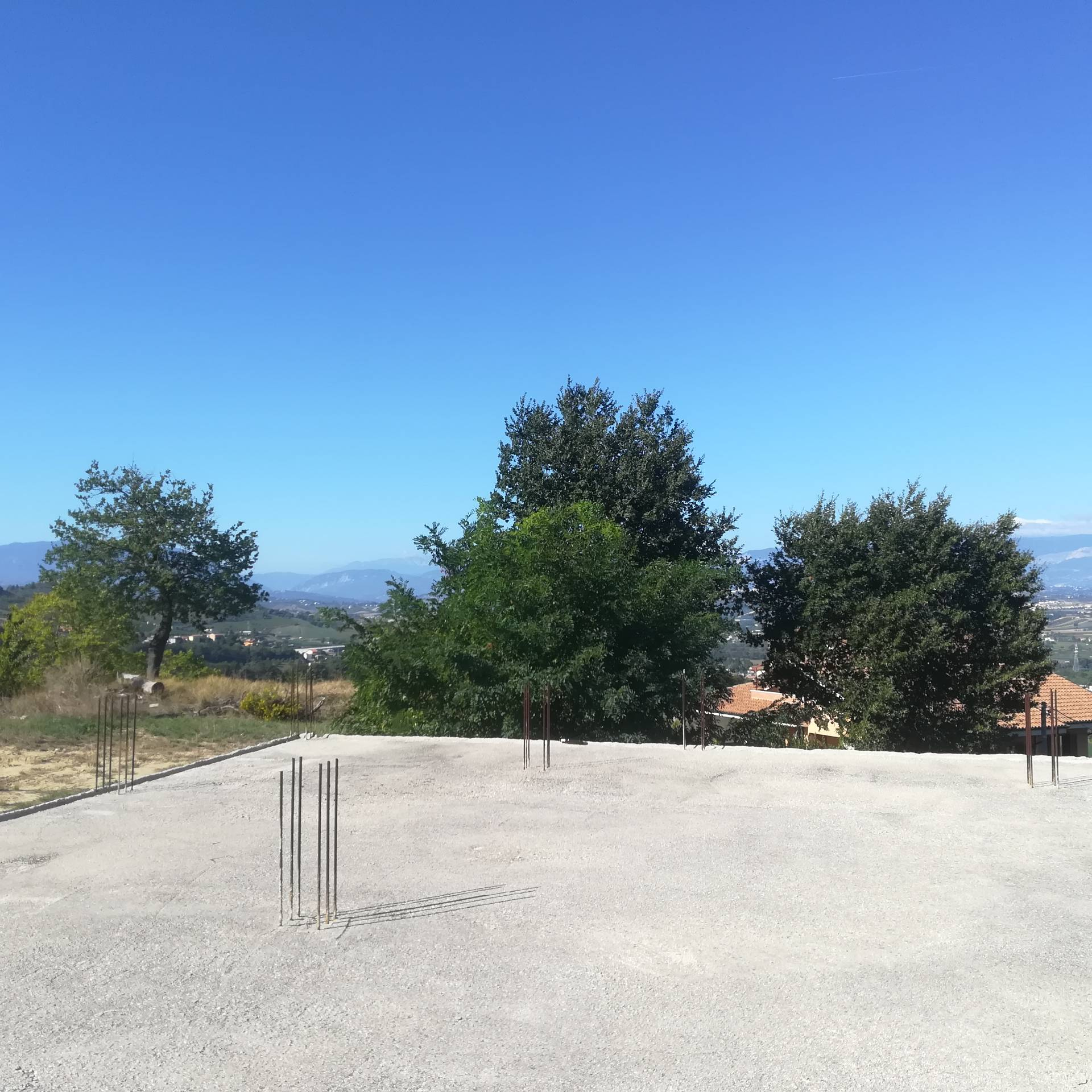 Terreno con fabbricato in cemento armato in vendita a Chieti, Periferia