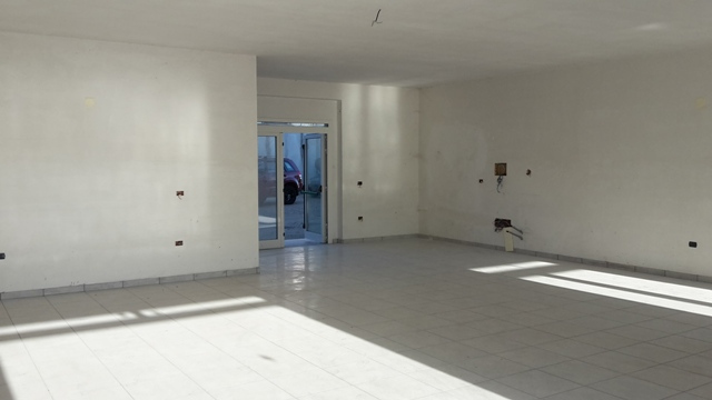 Locale commerciale in vendita a Alanno, Alanno Scalo