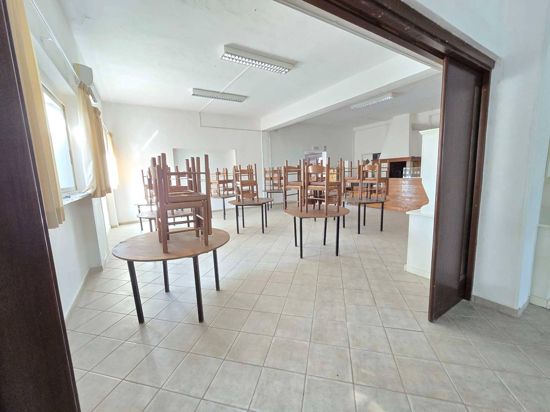 Locale commerciale in vendita a Rosciano, Piano Fara