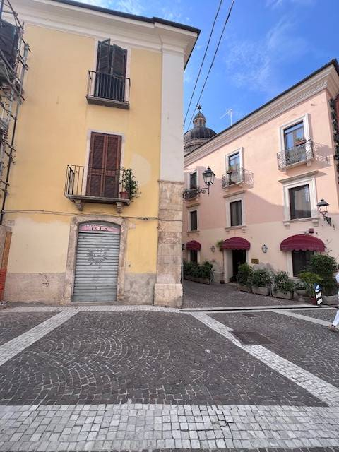 Locale commerciale in vendita a Sulmona