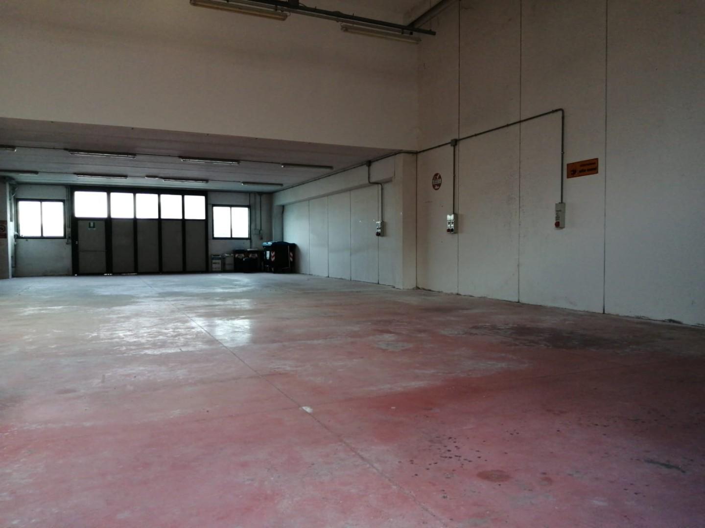 Capannone in affitto a Cascina