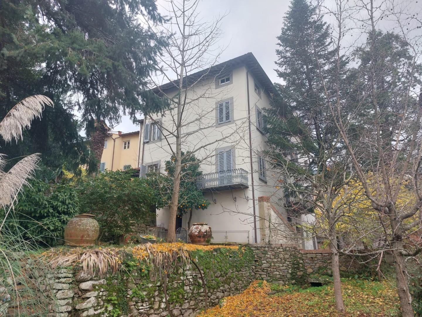 Stabile/Palazzo con giardino a Buti
