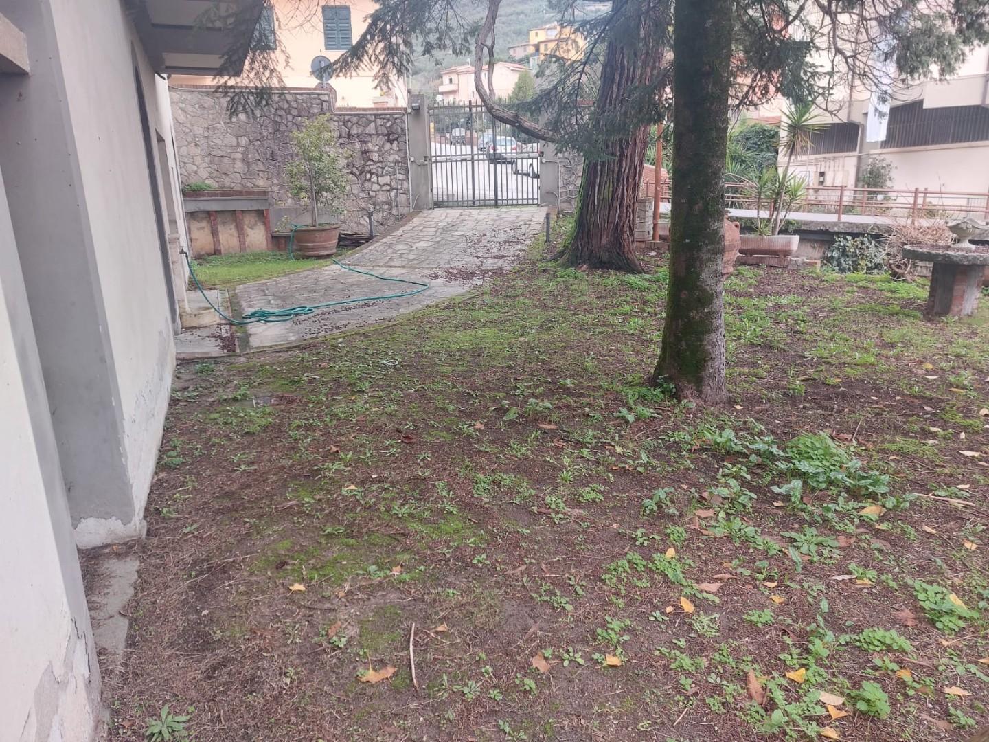 Stabile/Palazzo con giardino a Buti