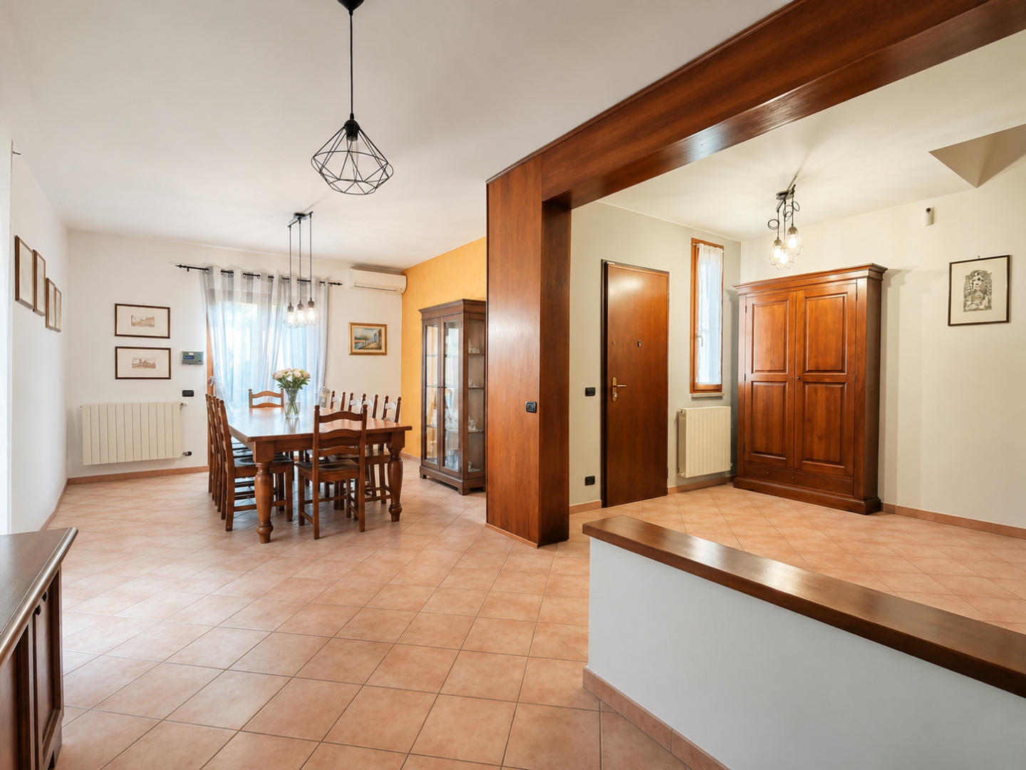 Villa con giardino, Calci la corte