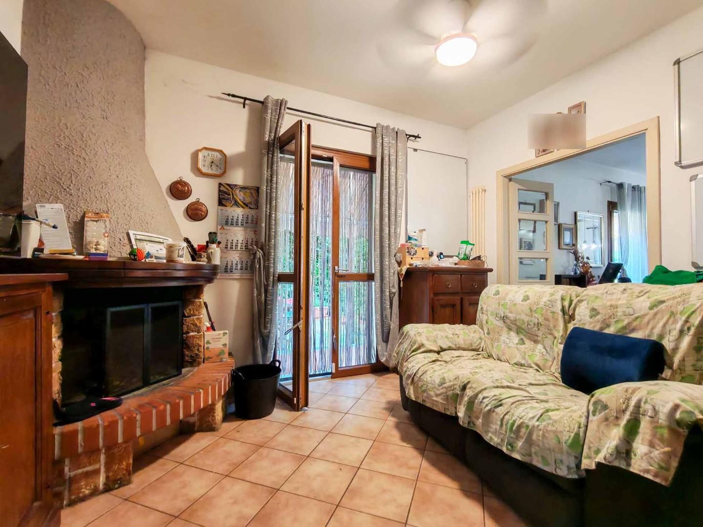 Villa con giardino, Calci la corte