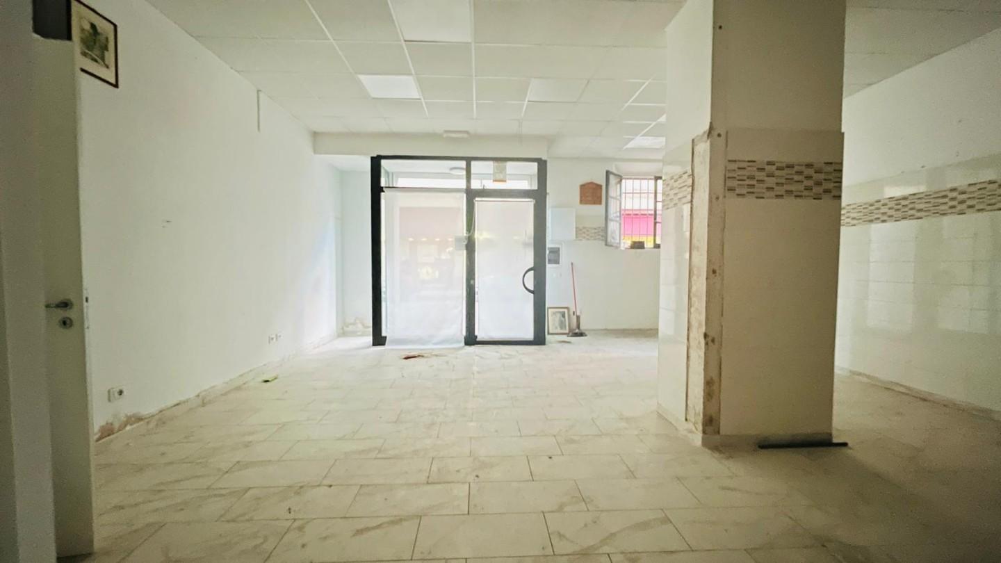 Negozio ristrutturato a Cascina