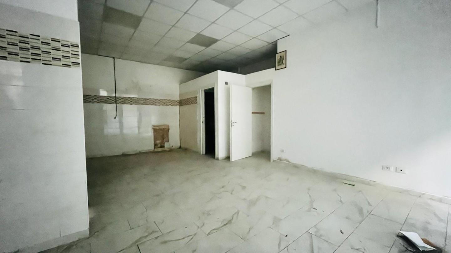 Negozio ristrutturato a Cascina