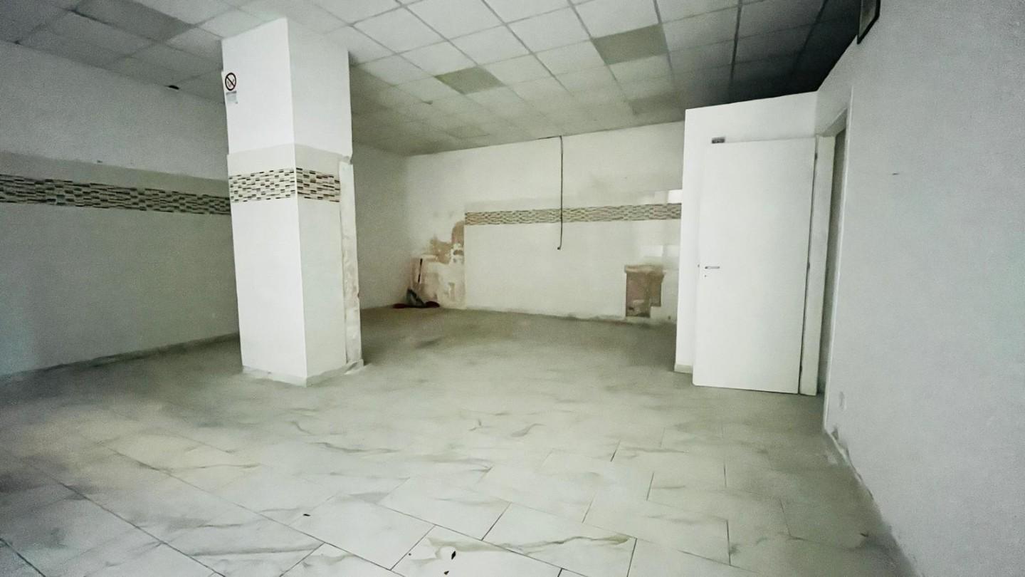 Negozio ristrutturato a Cascina