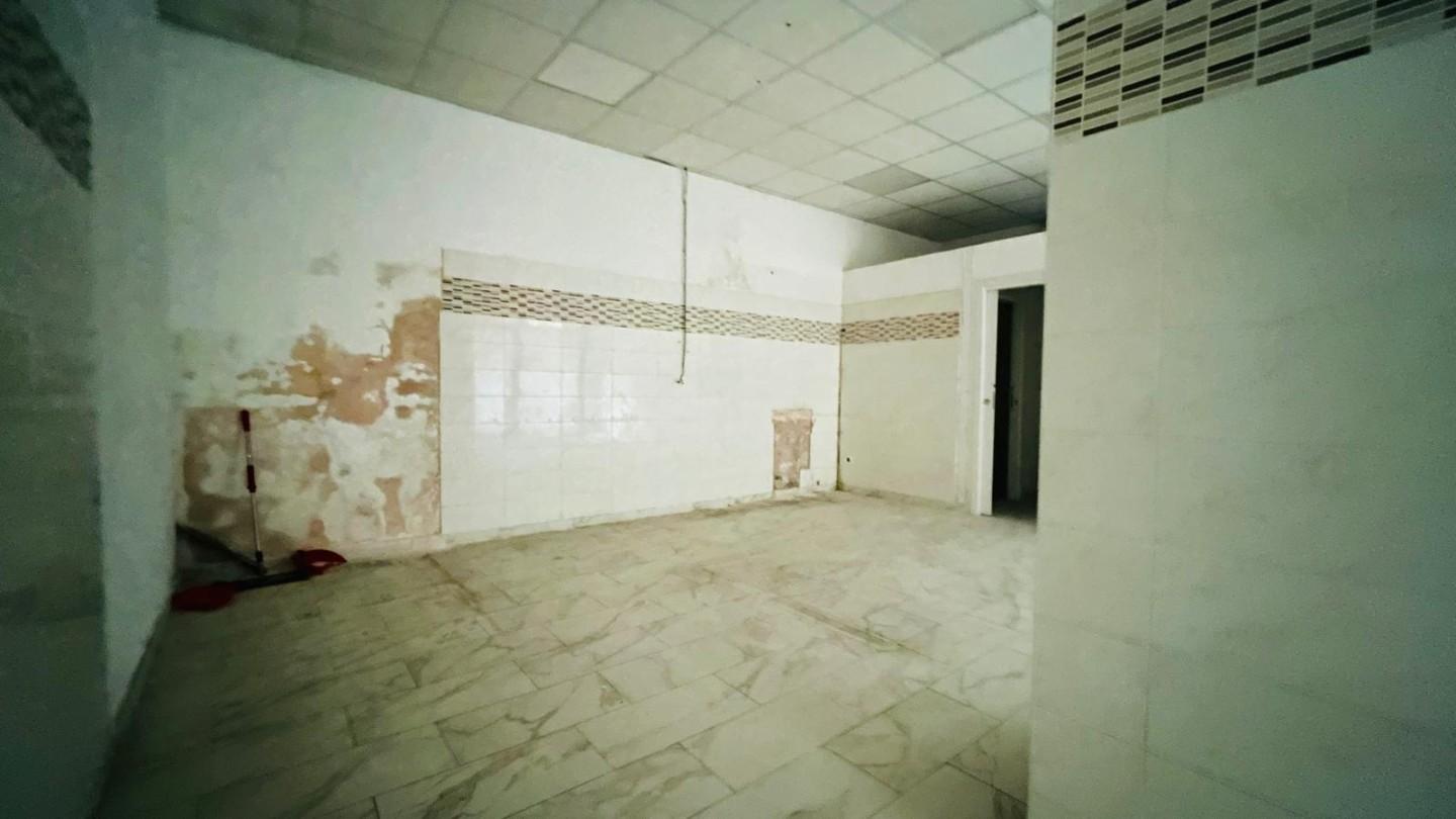 Negozio ristrutturato a Cascina