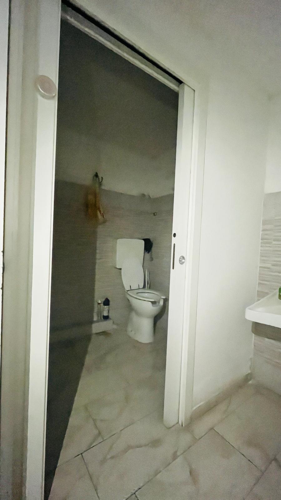 Negozio ristrutturato a Cascina