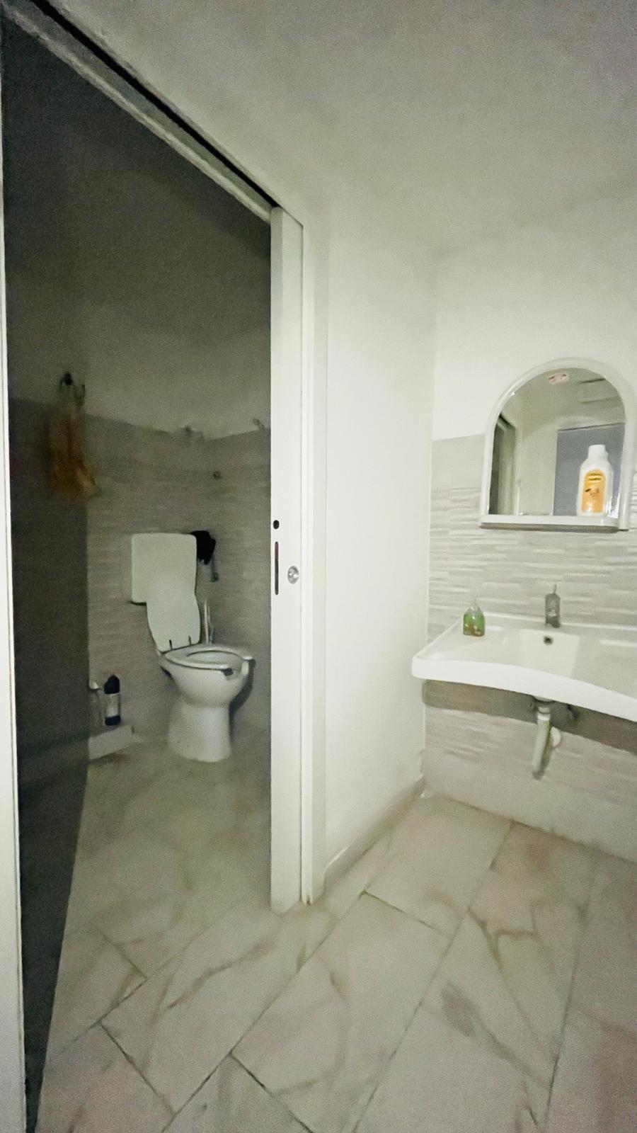 Negozio ristrutturato a Cascina