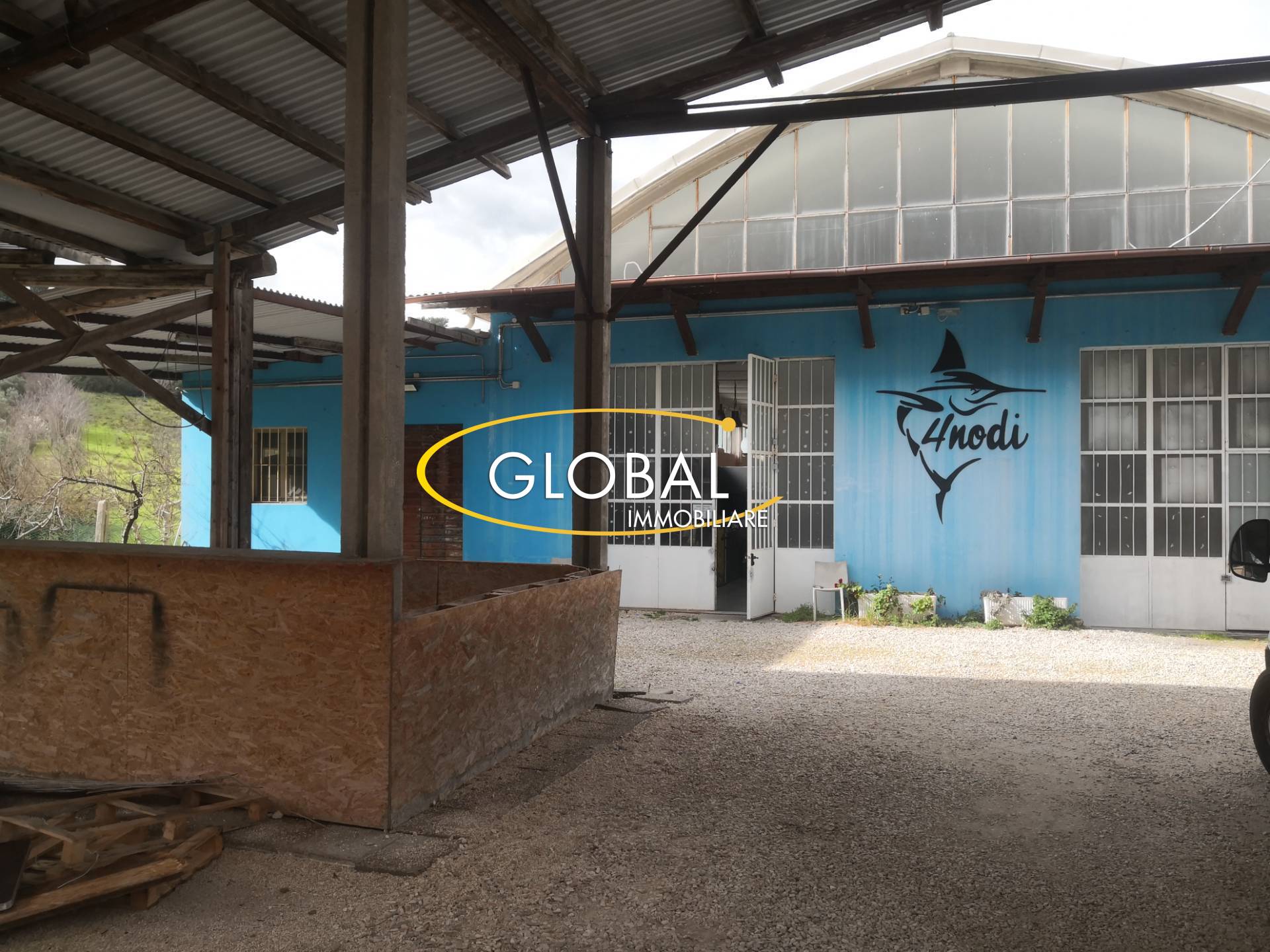 Locale commerciale in affitto a Ancona, Palombare