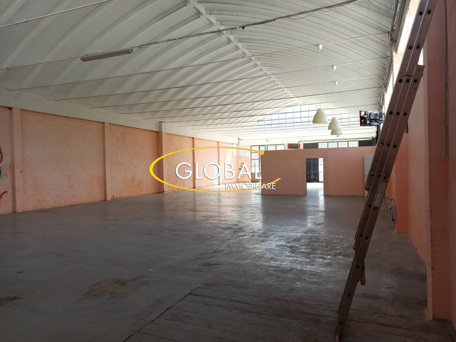 Locale commerciale in affitto a Ancona, Palombare