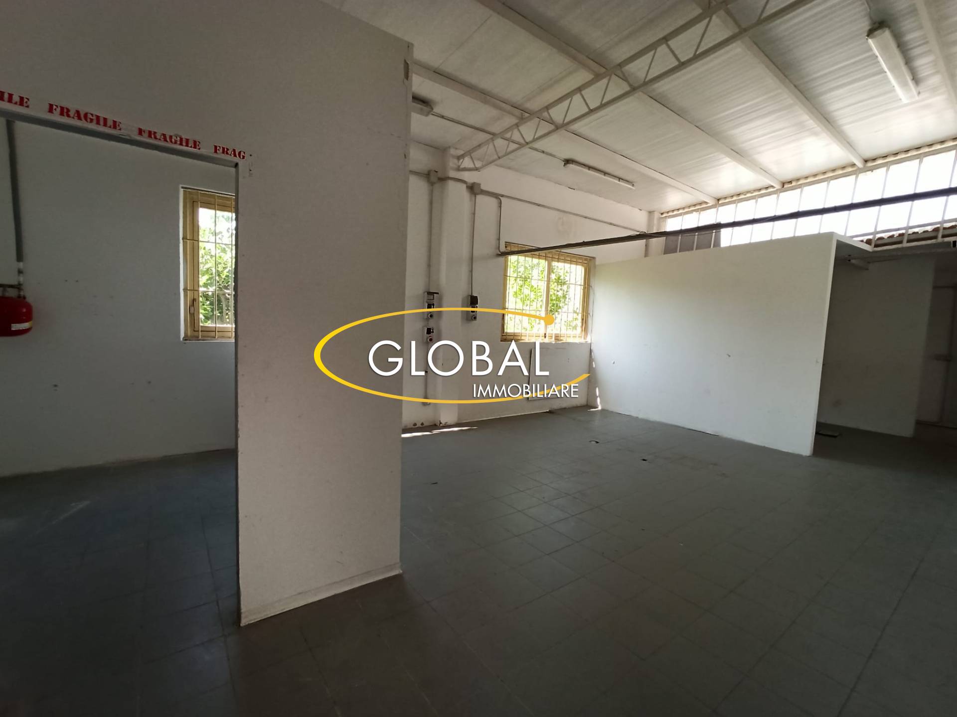 Locale commerciale in affitto a Ancona, Palombare