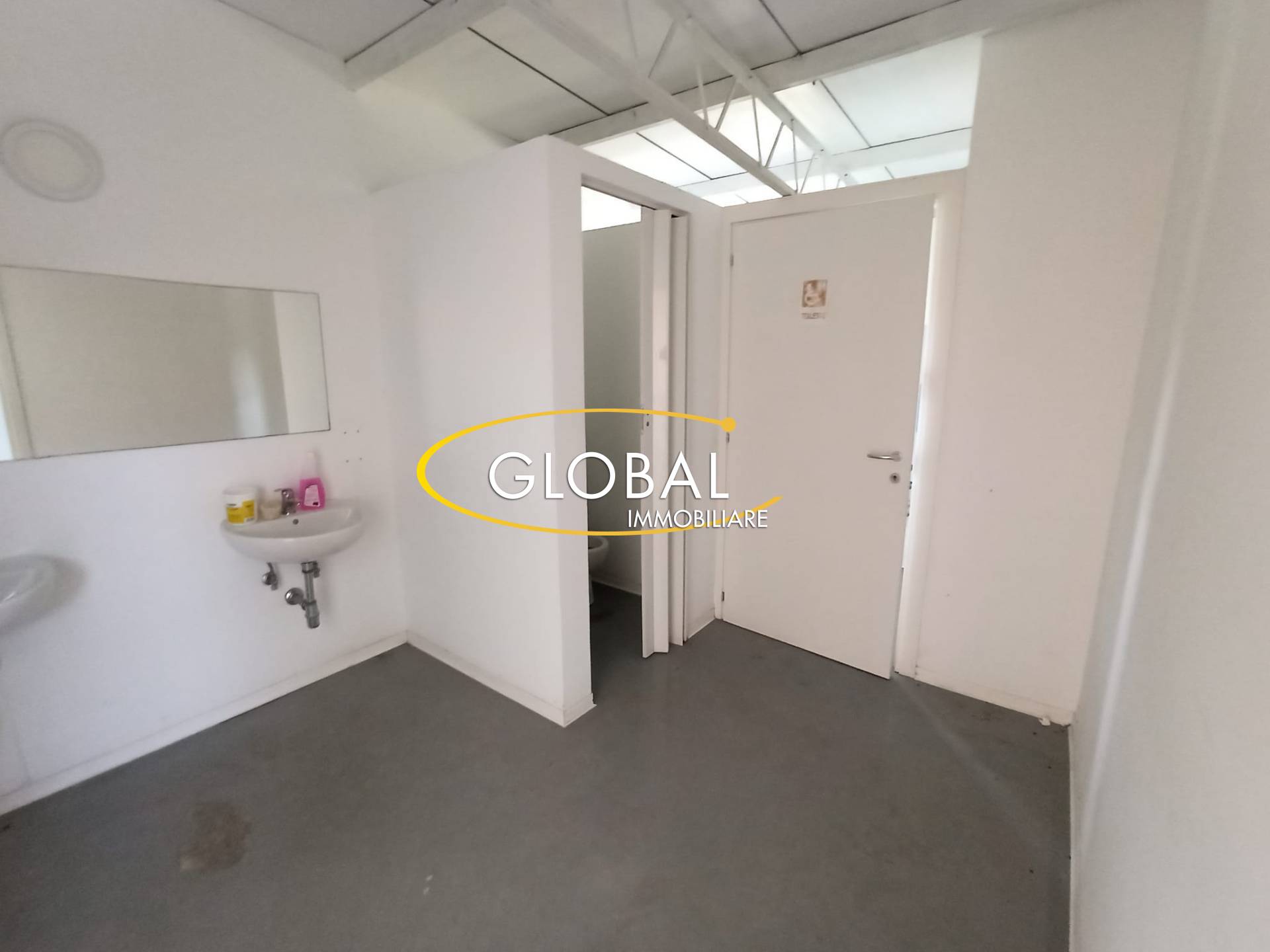 Locale commerciale in affitto a Ancona, Palombare