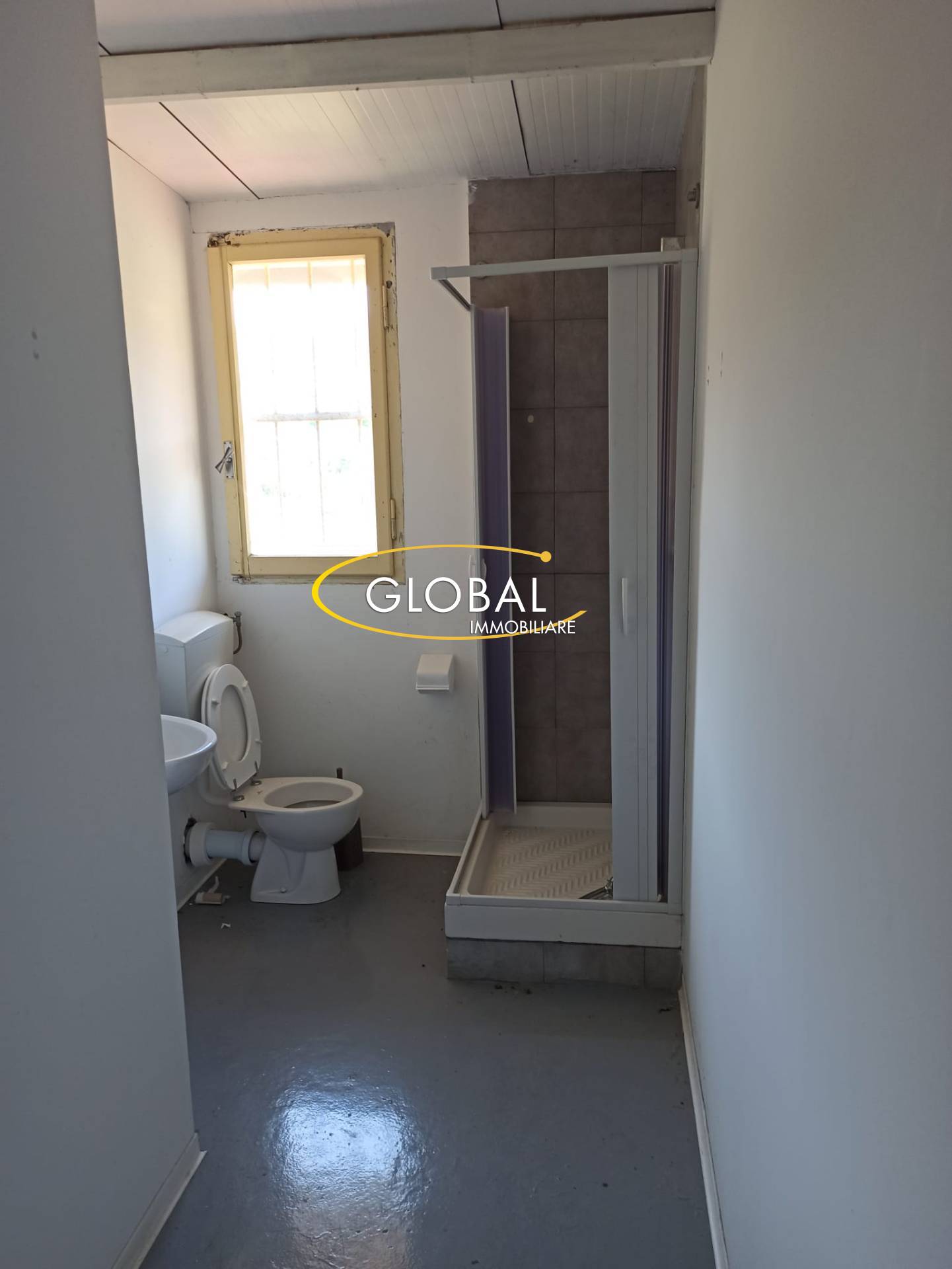 Locale commerciale in affitto a Ancona, Palombare