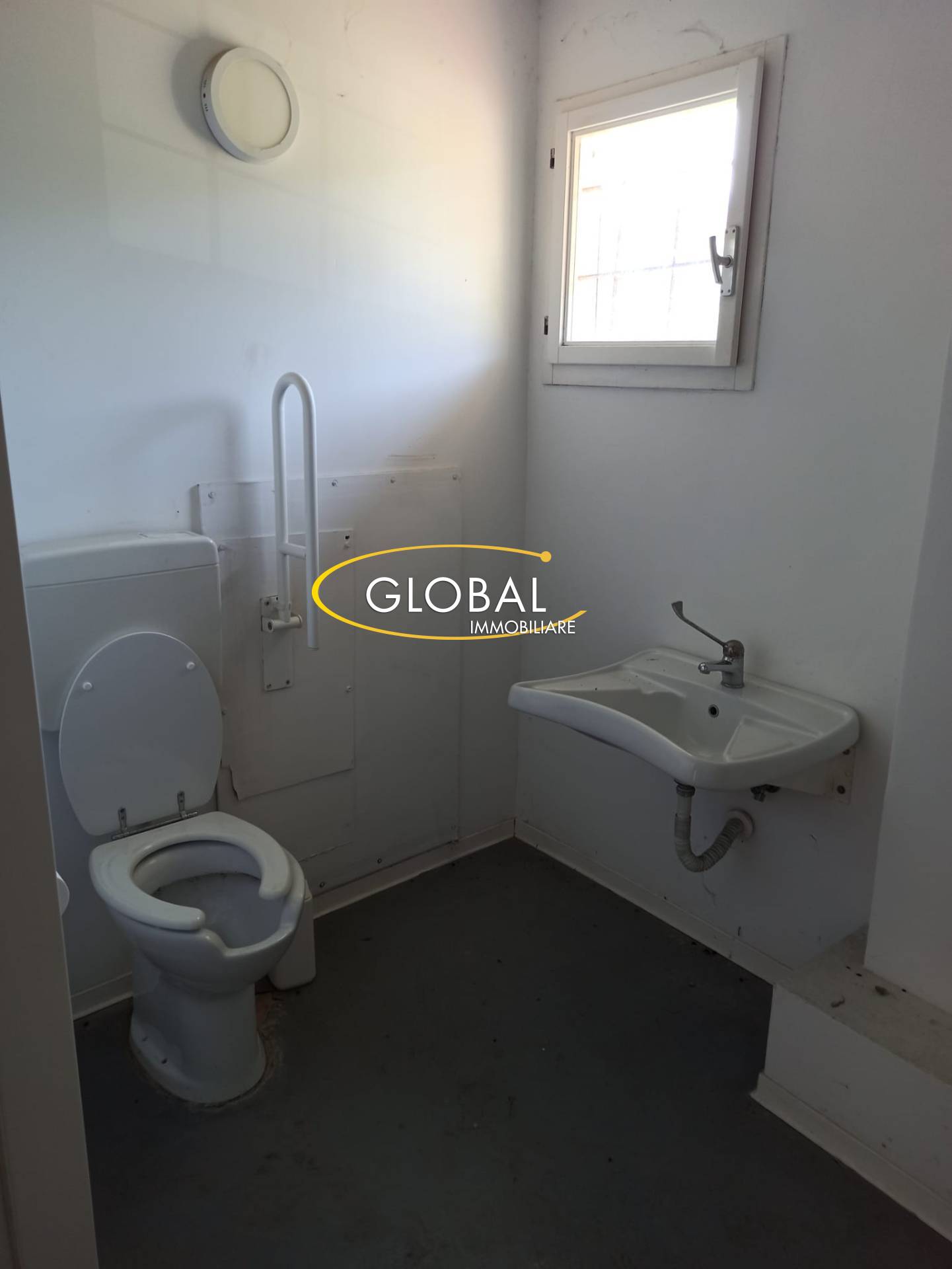 Locale commerciale in affitto a Ancona, Palombare