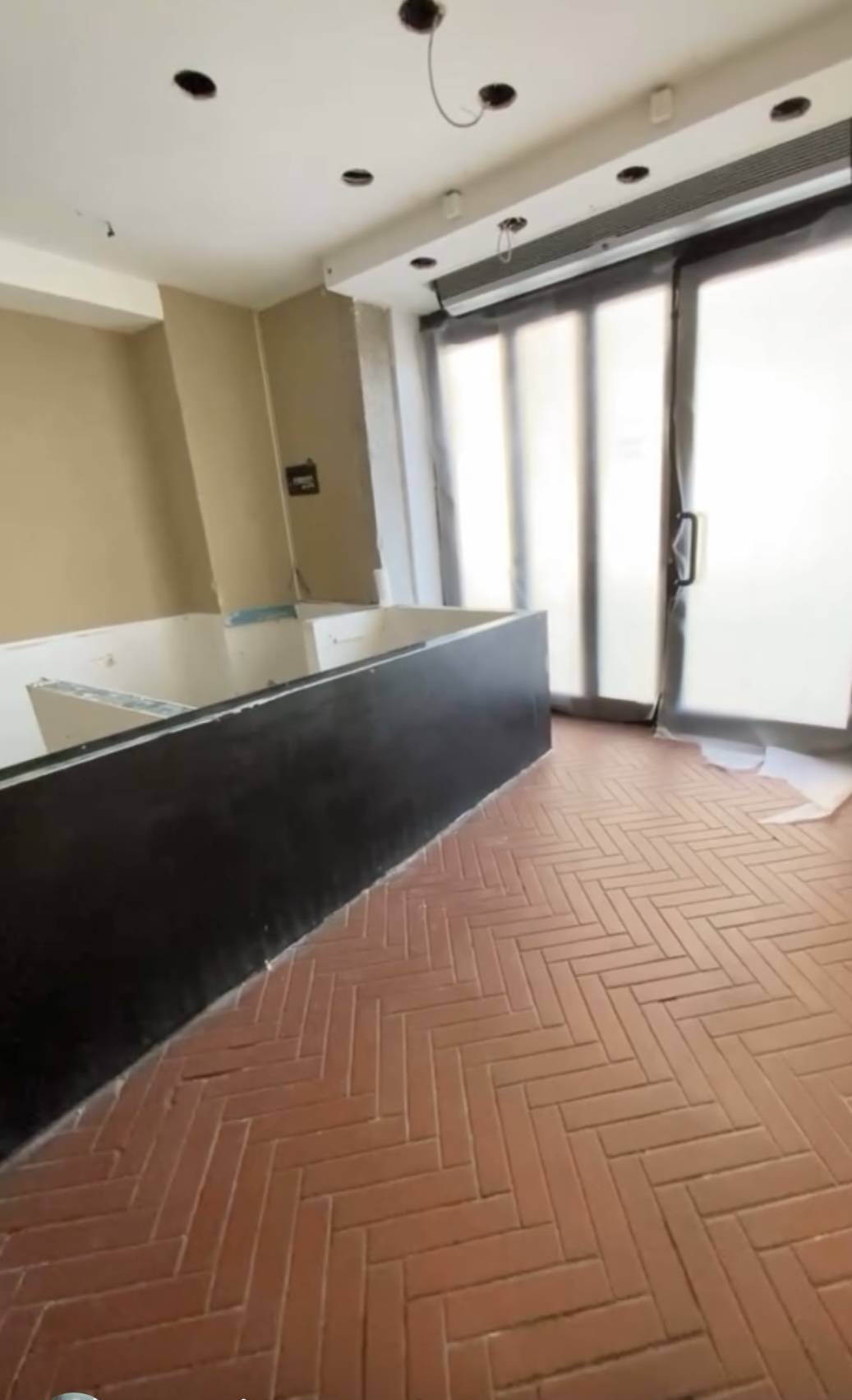 Locale commerciale in affitto a Novara, Centro