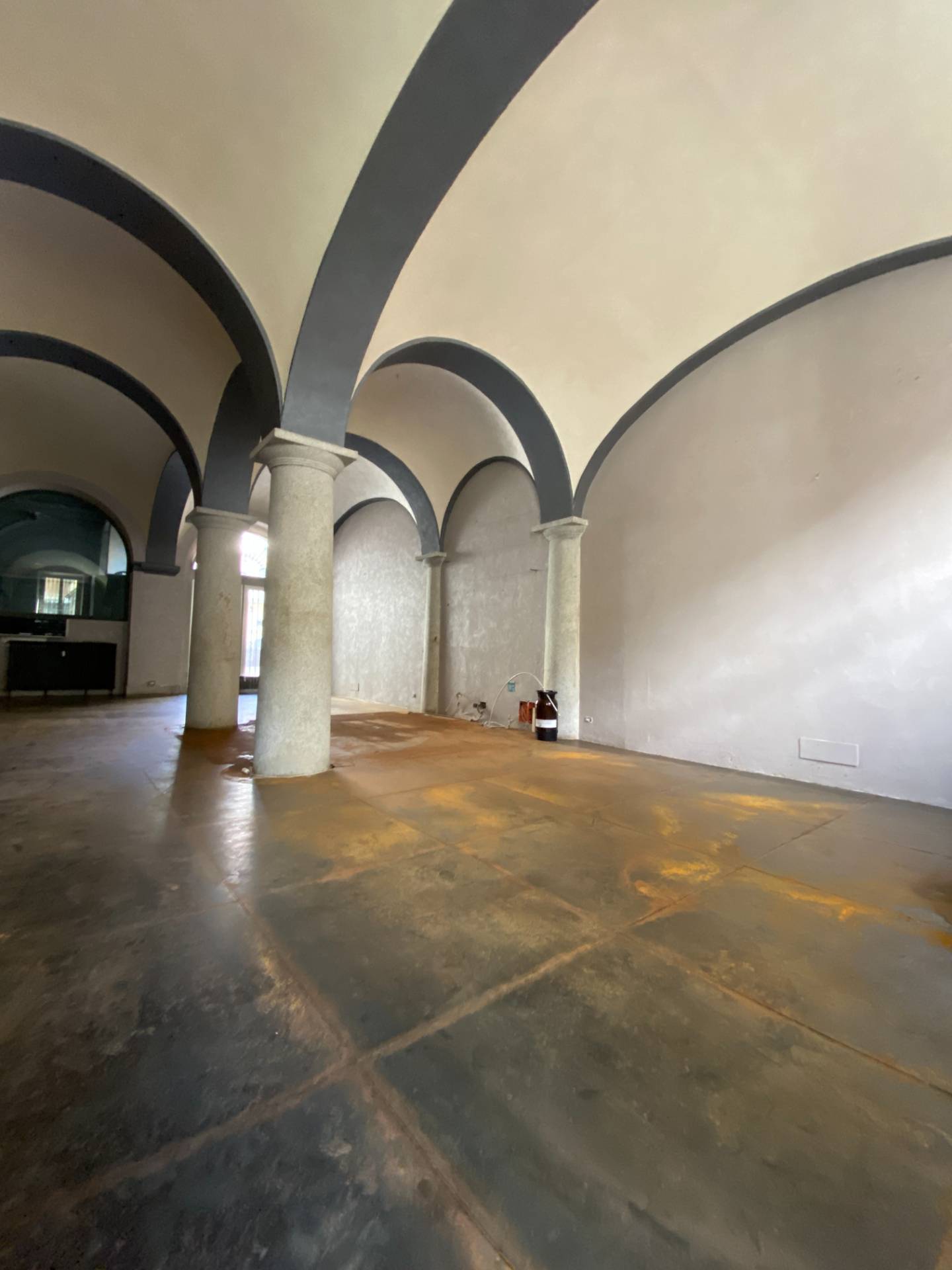 Locale commerciale in affitto a Novara, Centro