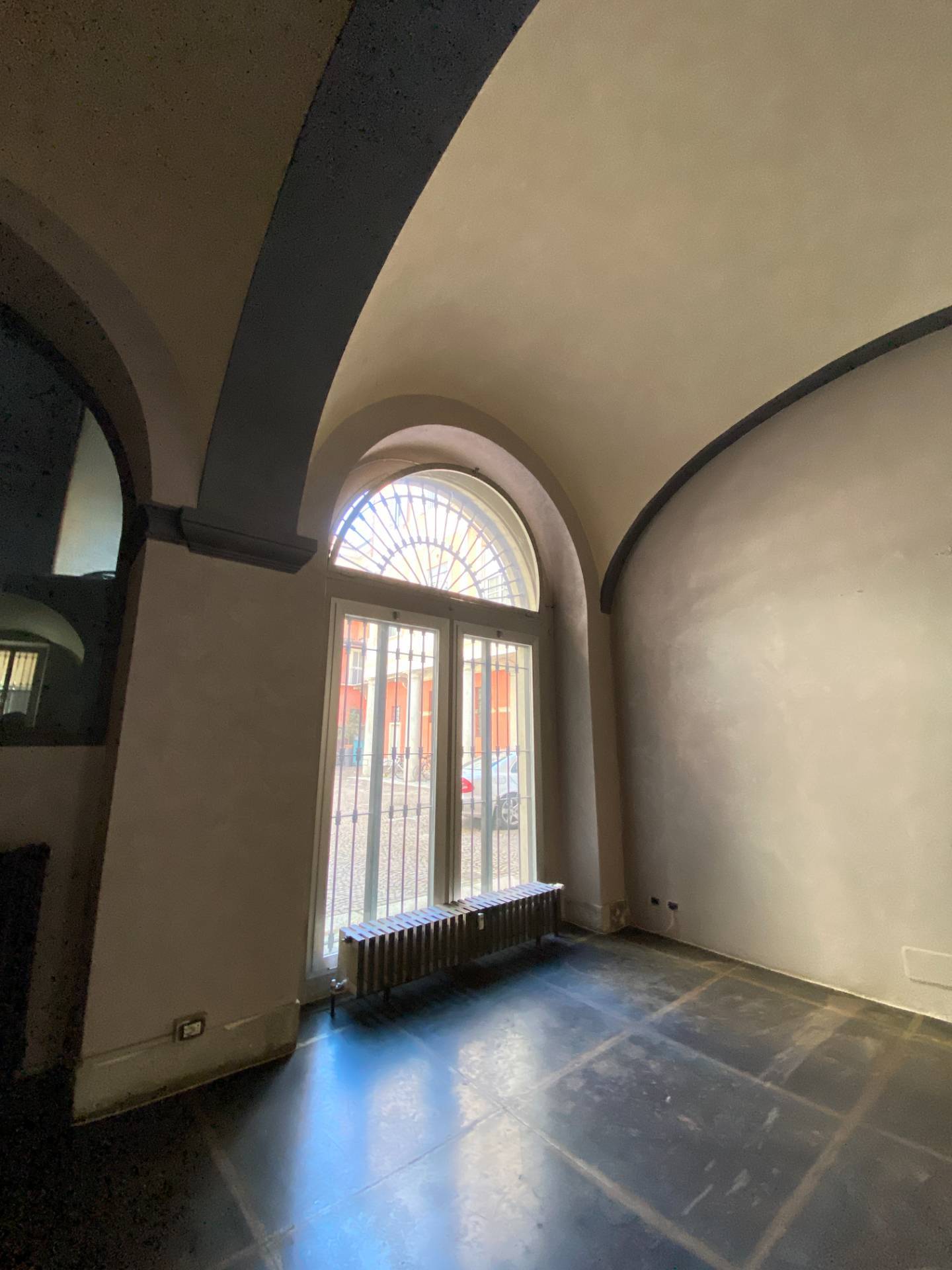 Locale commerciale in affitto a Novara, Centro