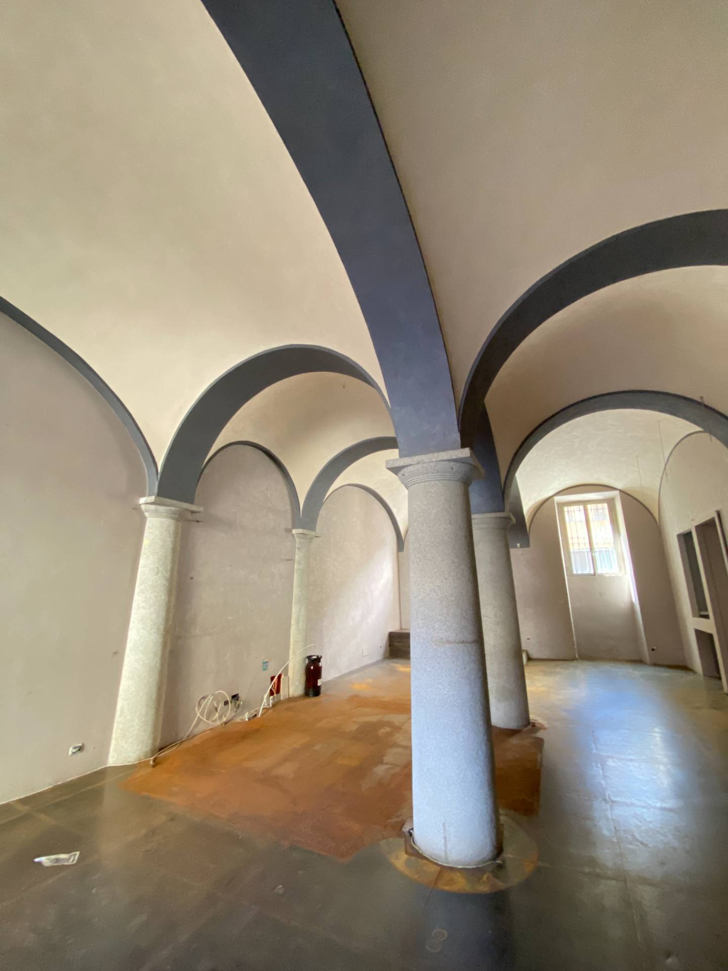 Locale commerciale in affitto a Novara, Centro