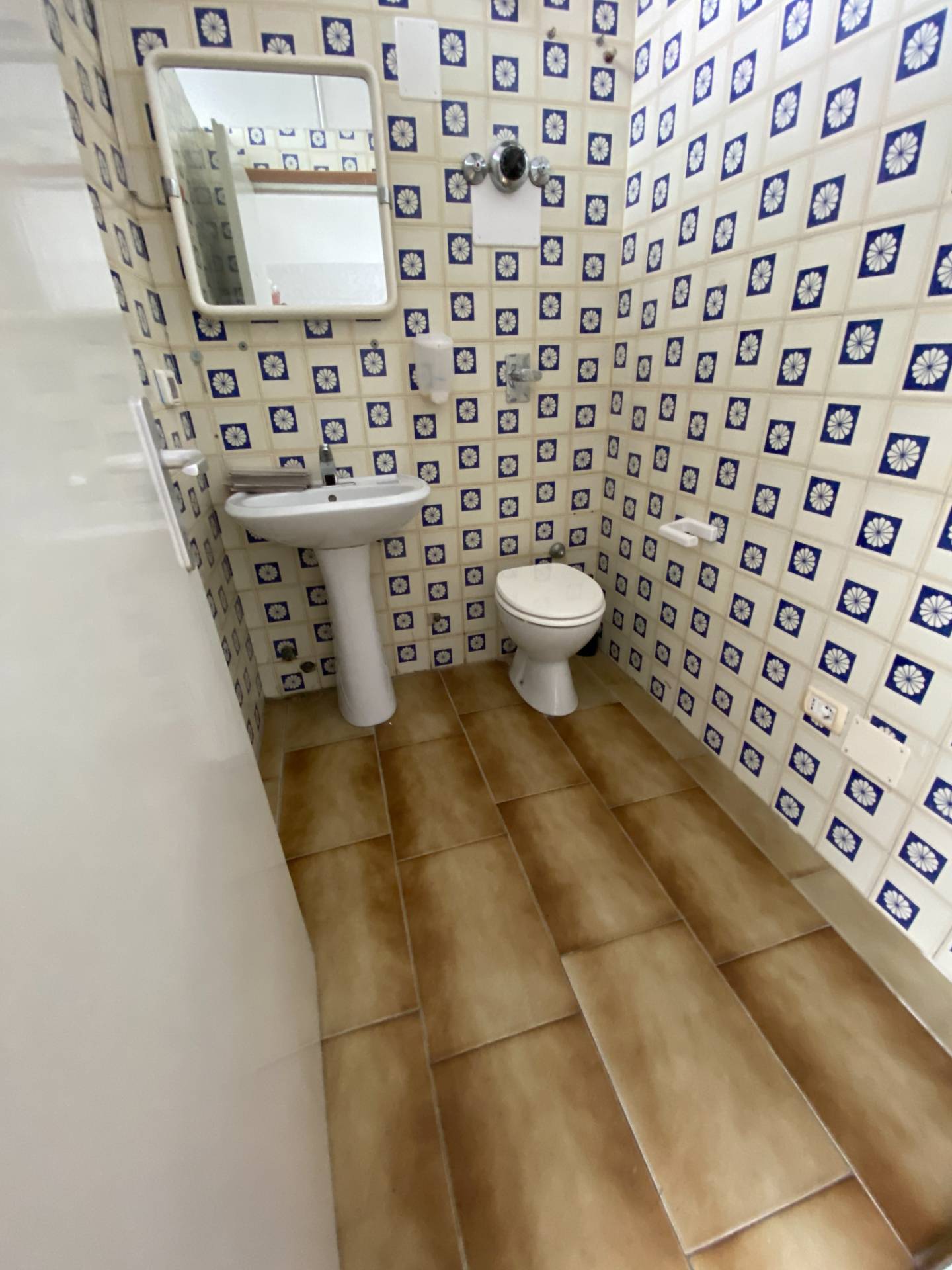 Locale commerciale in affitto a Novara, P. Mortara - S. Paolo