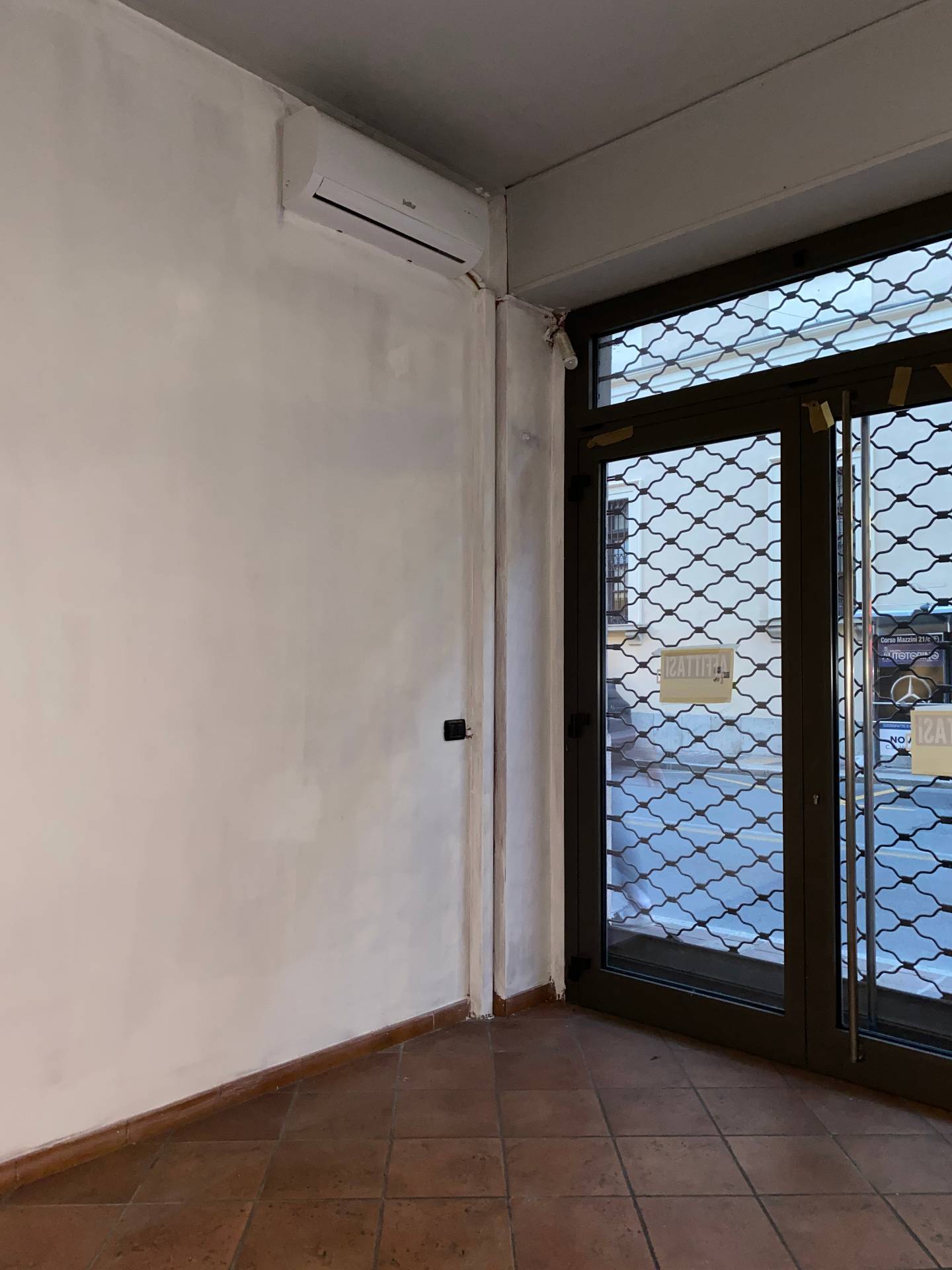 Locale commerciale in affitto a Novara, Centro