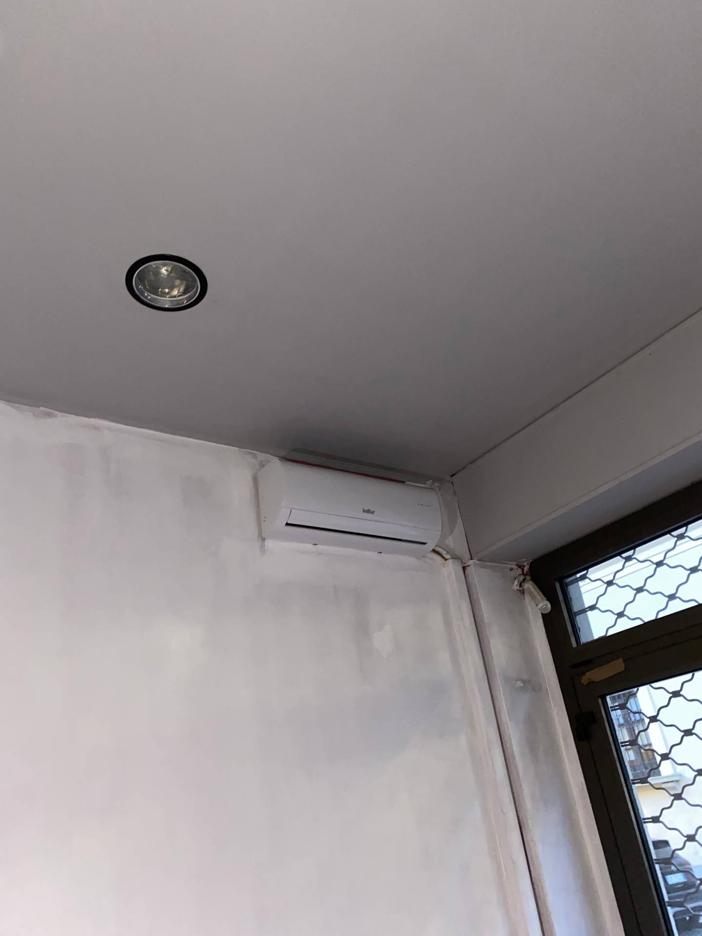 Locale commerciale in affitto a Novara, Centro