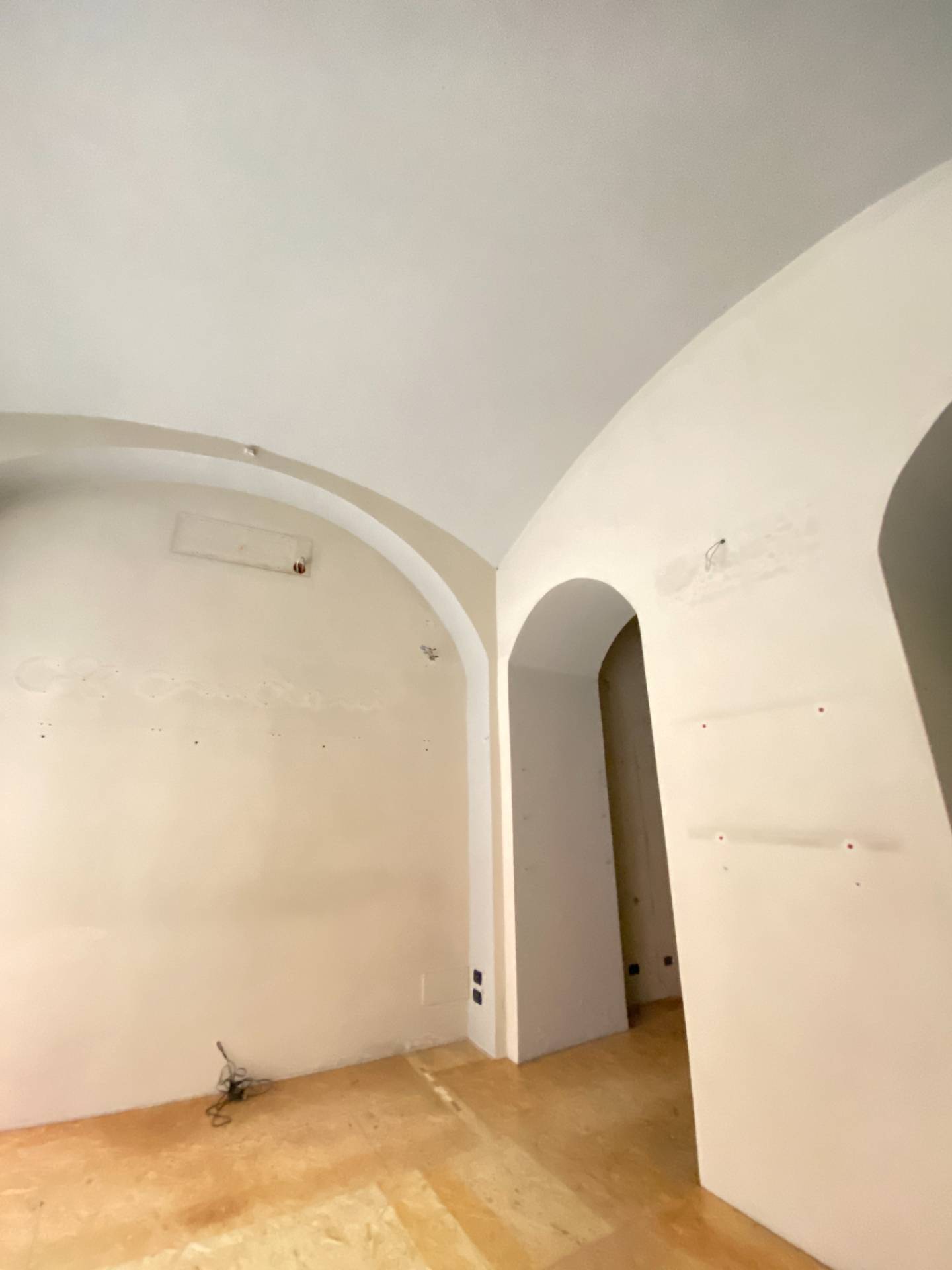 Locale commerciale in affitto a Novara, Centro