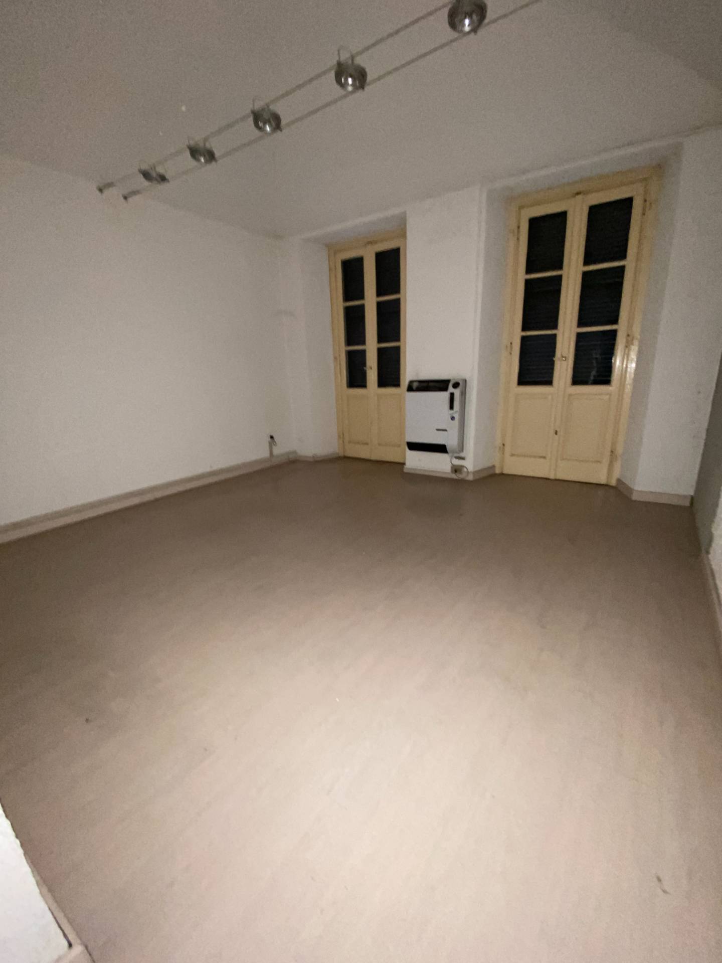 Locale commerciale in affitto a Novara, Centro