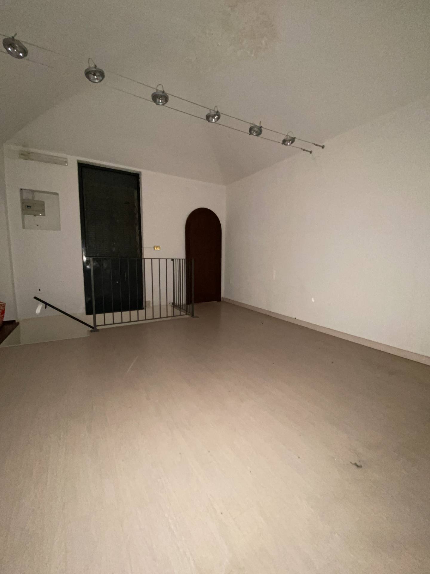 Locale commerciale in affitto a Novara, Centro