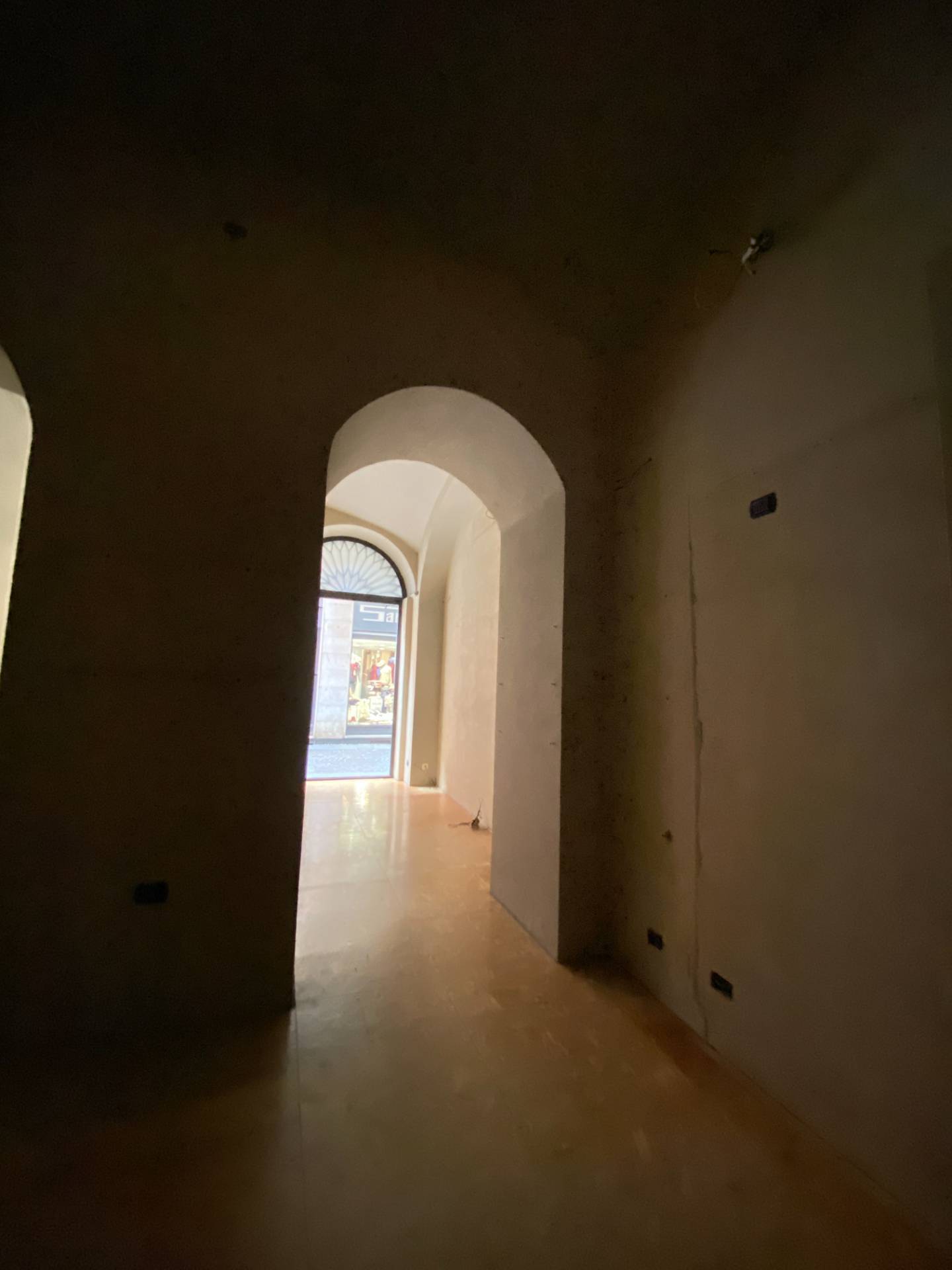 Locale commerciale in affitto a Novara, Centro