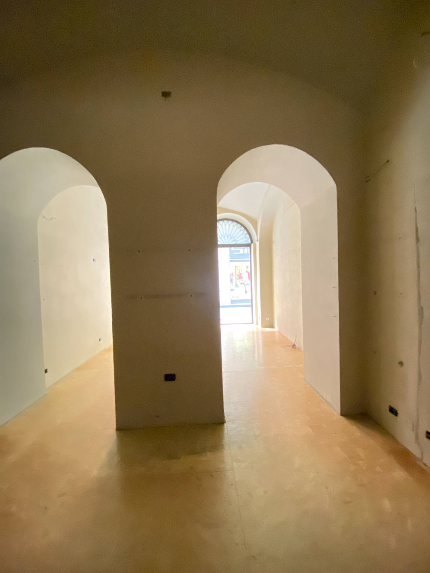 Locale commerciale in affitto a Novara, Centro