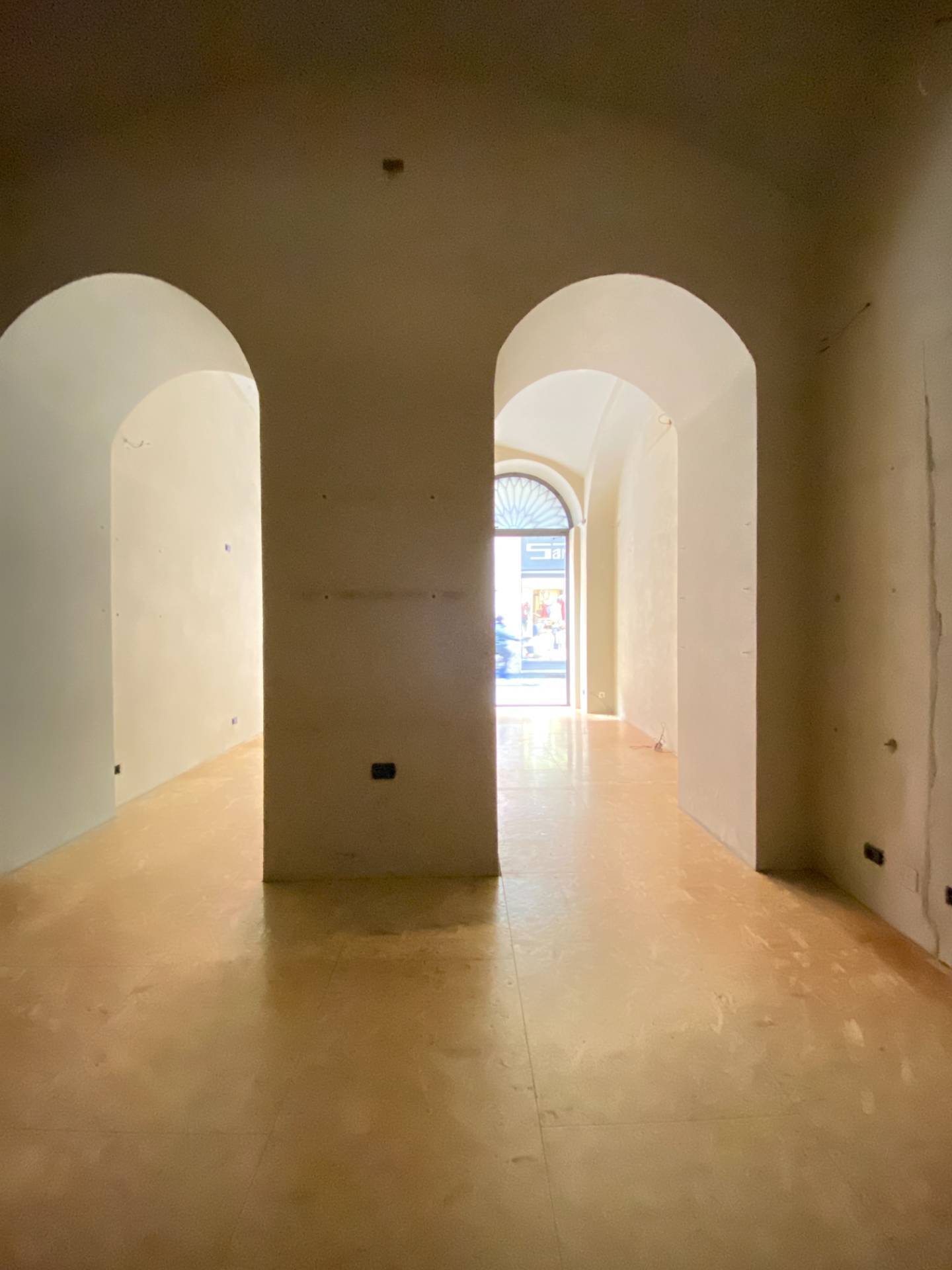 Locale commerciale in affitto a Novara, Centro