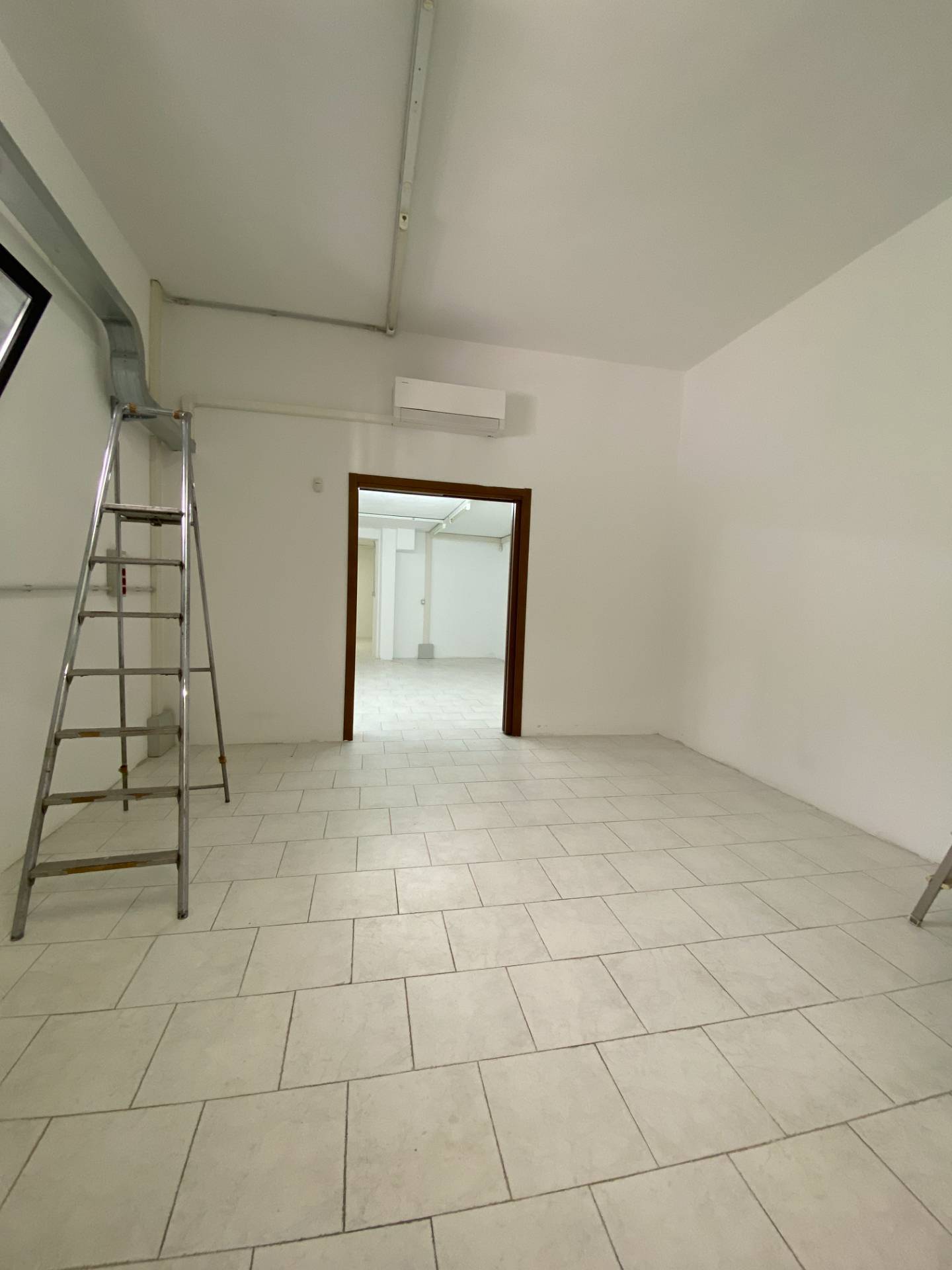Locale commerciale in affitto a Novara, Centro