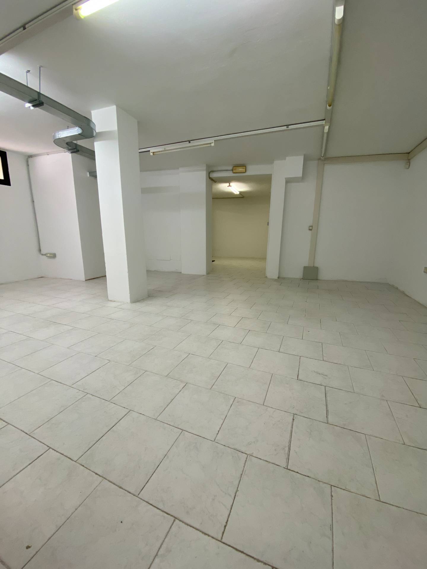 Locale commerciale in affitto a Novara, Centro