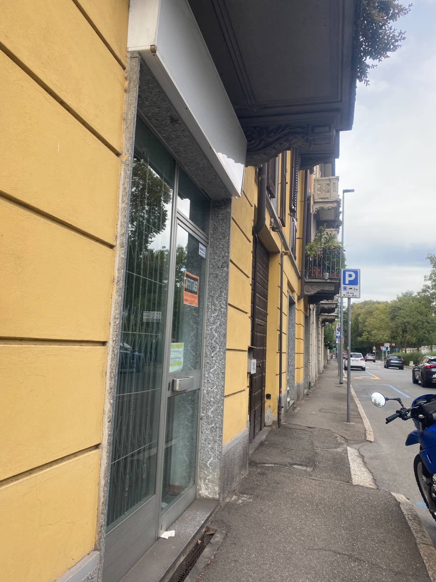 Locale commerciale in affitto a Novara, Centro