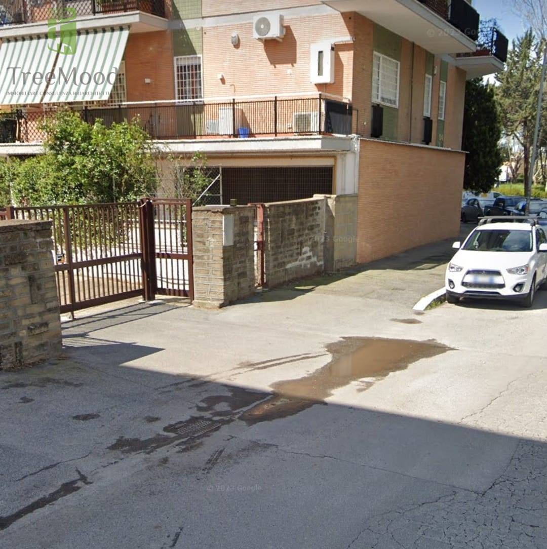 Posto auto coperto in vendita a Roma, Torrino