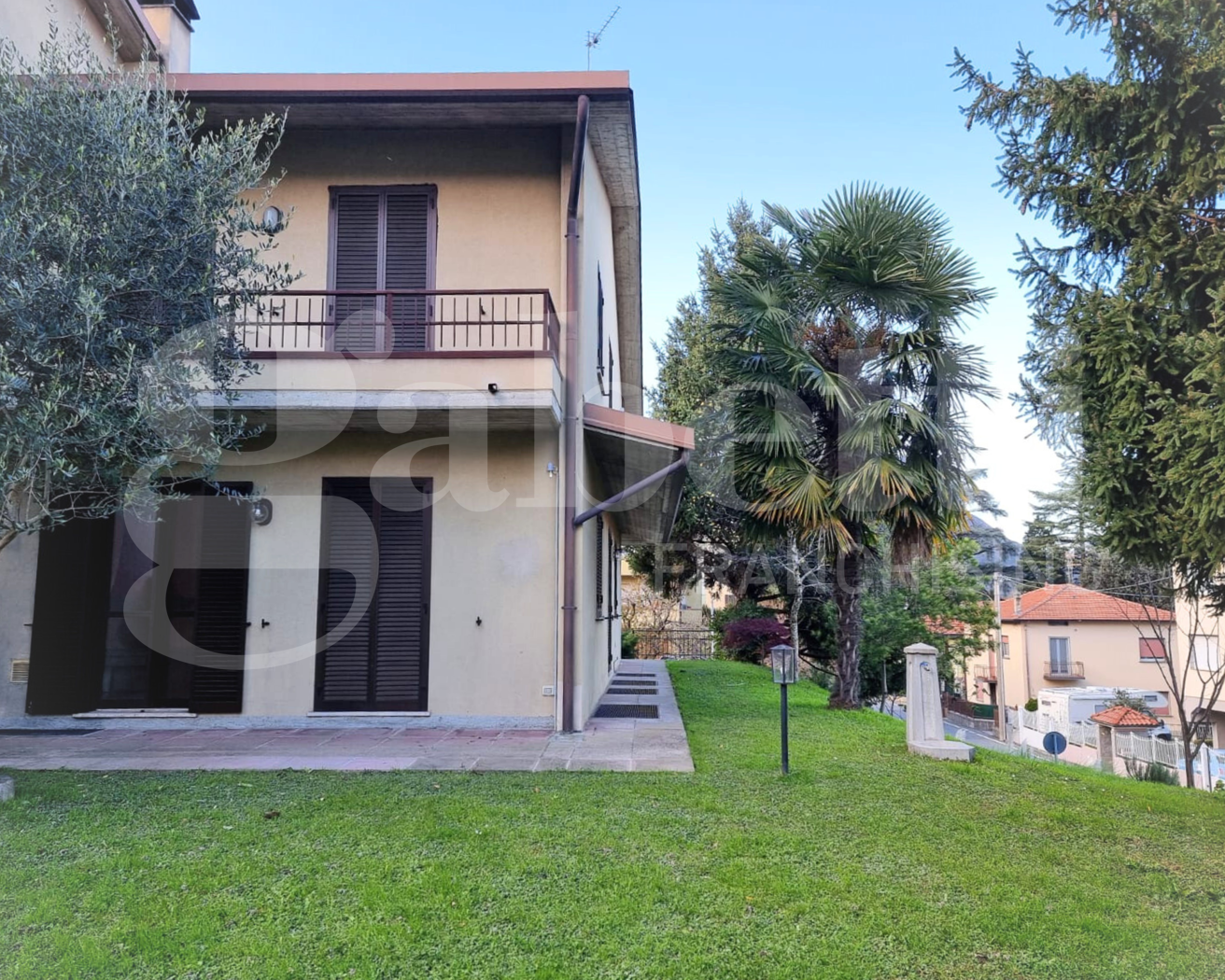 Villa con giardino a Garlate