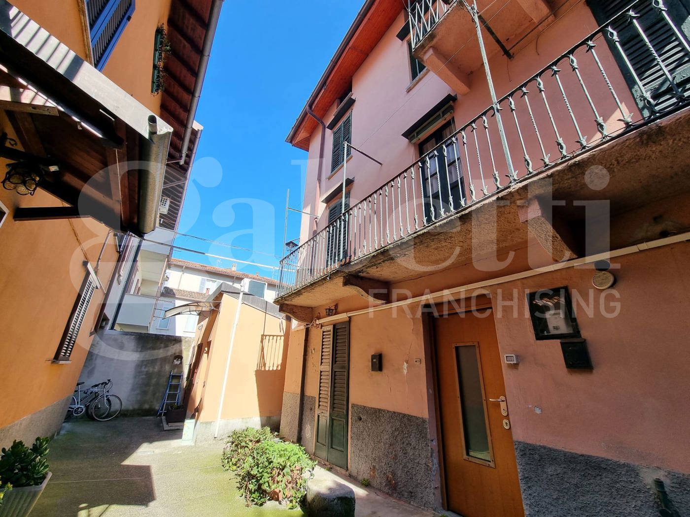 Casa indipendente con giardino a Lecco