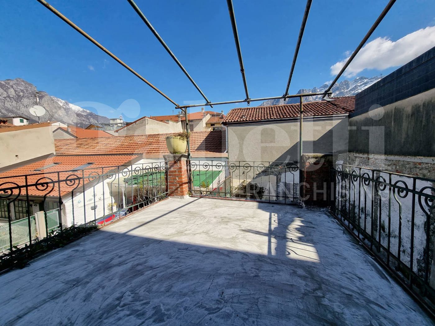 Casa indipendente con giardino a Lecco